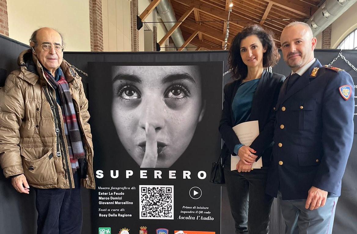foto mostra supereroi