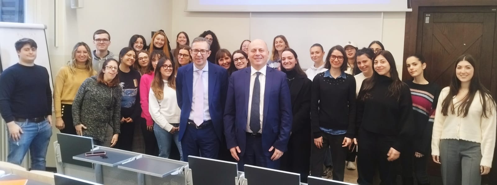 Nella foto il Presidente del Corecom Lombardia, Cesare Maria Gariboldi, il prof. Ruben Razzante e alcuni studenti del corso di laurea “Comunicazione per l'impresa, i media e le organizzazioni complesse"  dell' Università Cattolica di Milano